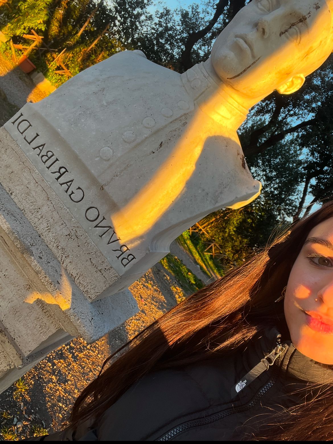 selfie con busto di Bruno Garibaldi 