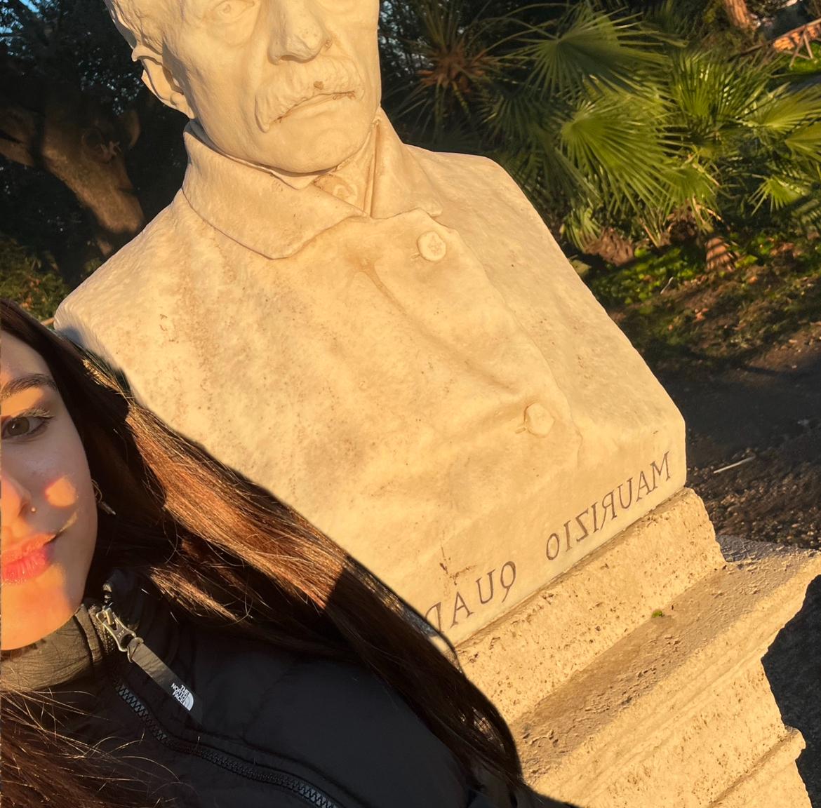 selfie con busto di Maurizio Quadrio