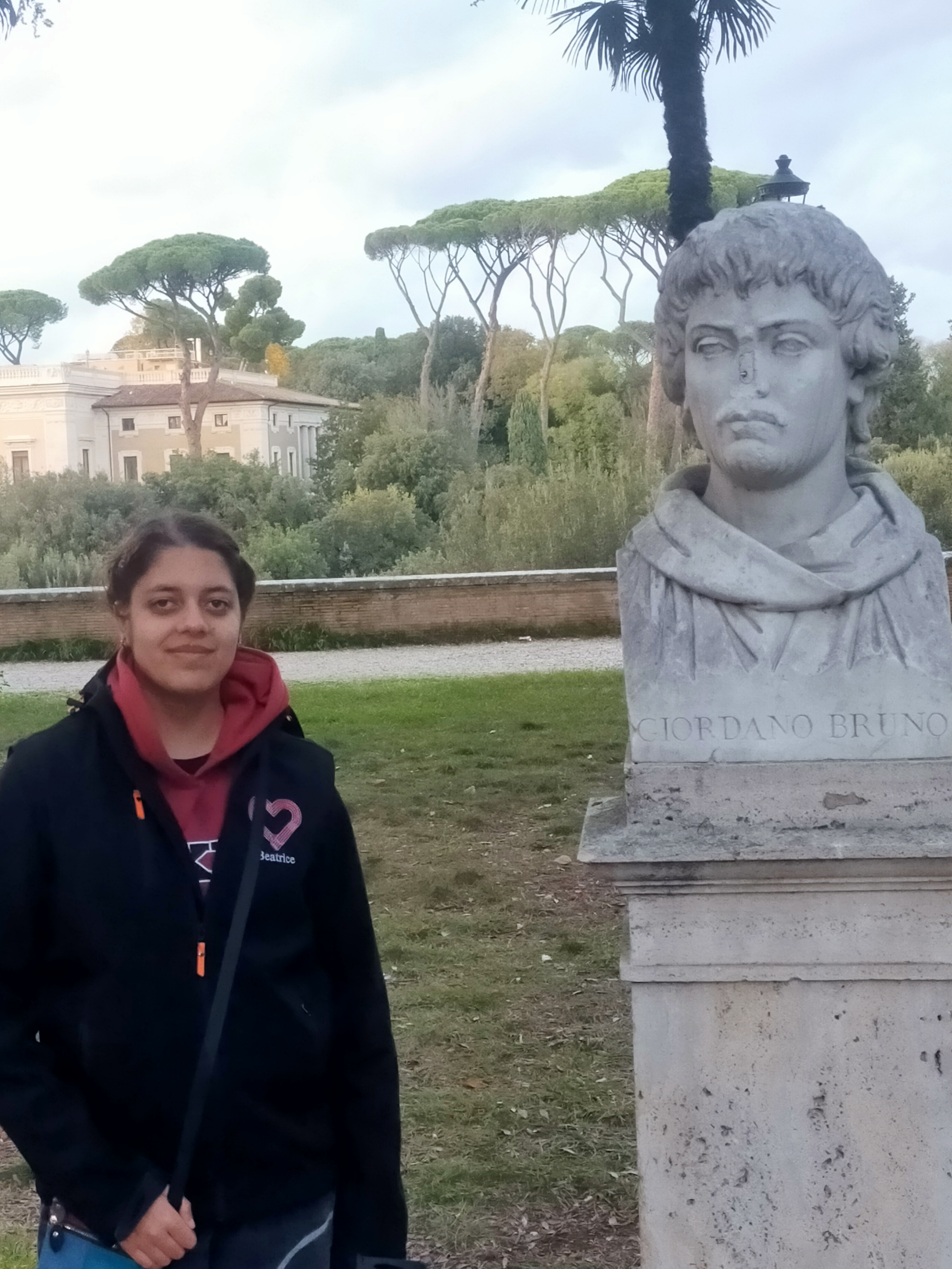 selfie con il busto di Giordano Bruno