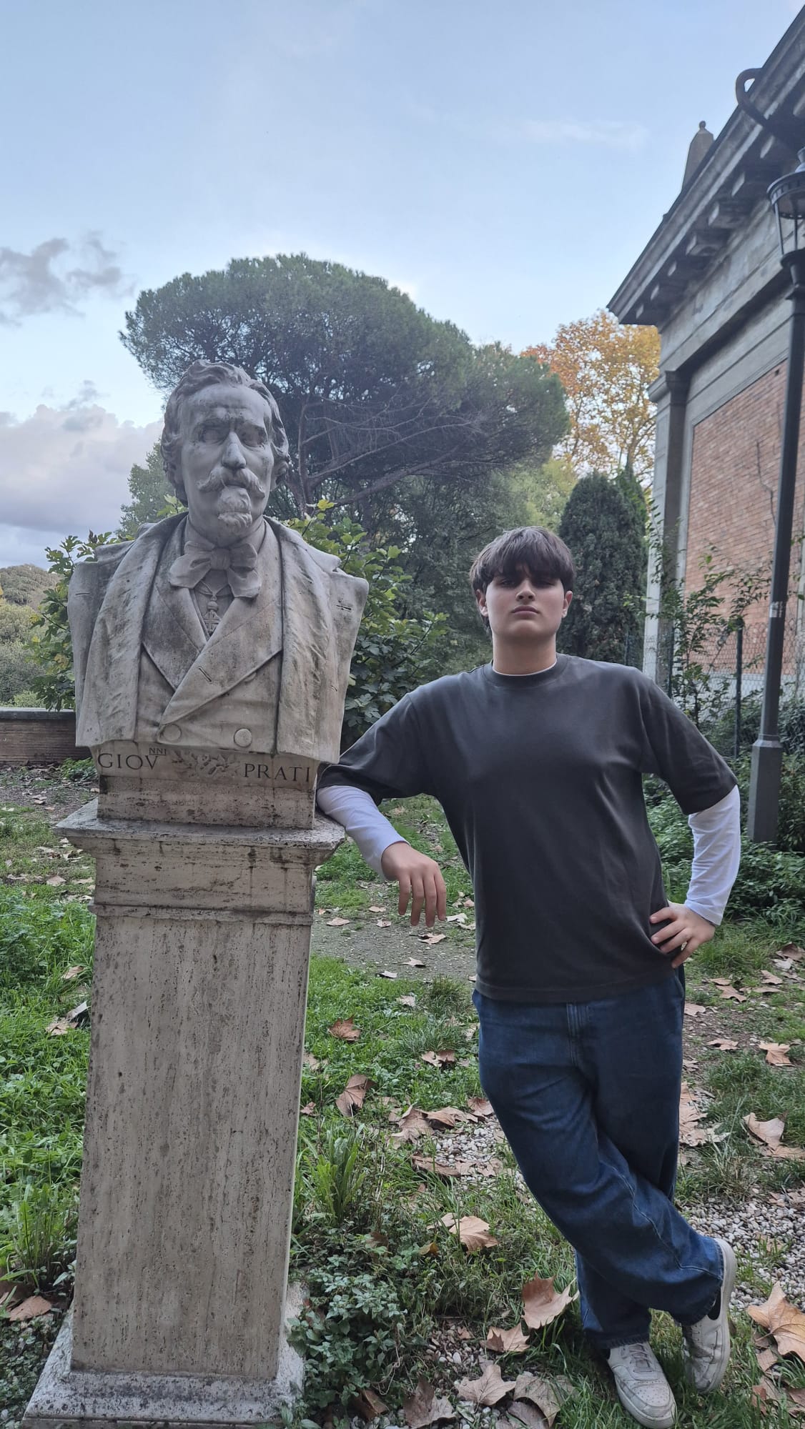 foto con la statua Giovanni Prati